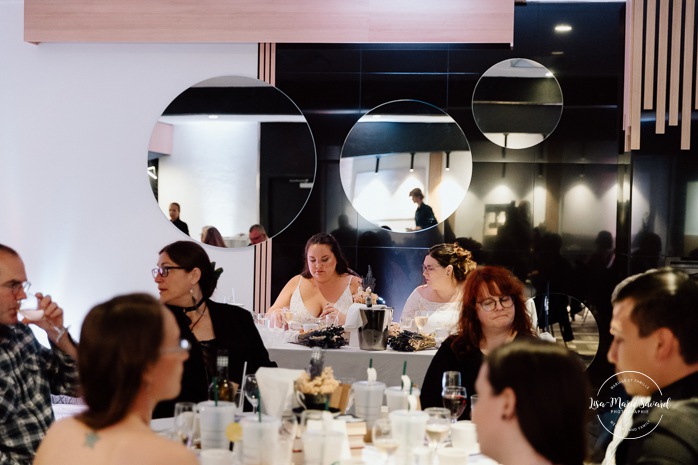 Wedding reception in dark venue. Two brides wedding photos. Same sex wedding photos. Plus size brides wedding photos. Mariage avec deux femmes. Mariage LGBTQ+ au Saguenay-Lac-Saint-Jean. Photographe de mariage au Saguenay.