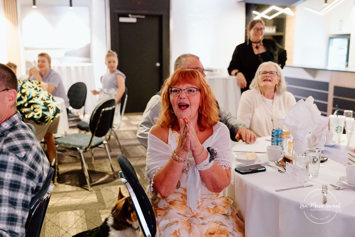 Wedding reception in dark venue. Two brides wedding photos. Same sex wedding photos. Plus size brides wedding photos. Mariage avec deux femmes. Mariage LGBTQ+ au Saguenay-Lac-Saint-Jean. Photographe de mariage au Saguenay.