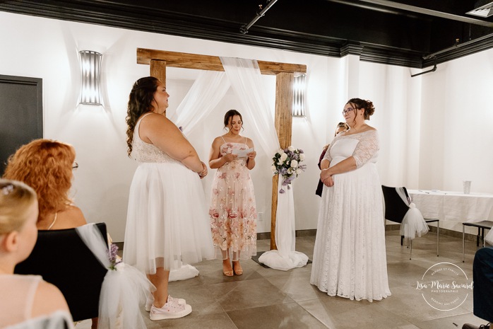 Two brides wedding. Same sex wedding. Plus size brides wedding photos. Wedding reception in small room with artificial light. Mariage avec deux femmes. Mariage LGBTQ+ au Saguenay-Lac-Saint-Jean. Photographe de mariage au Saguenay.