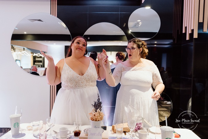 Wedding reception in dark venue. Two brides wedding photos. Same sex wedding photos. Plus size brides wedding photos. Mariage avec deux femmes. Mariage LGBTQ+ au Saguenay-Lac-Saint-Jean. Photographe de mariage au Saguenay.