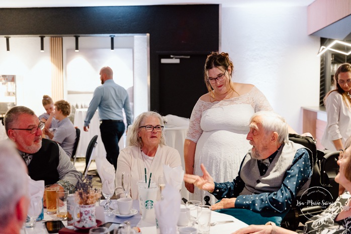 Wedding reception in dark venue. Two brides wedding photos. Same sex wedding photos. Plus size brides wedding photos. Mariage avec deux femmes. Mariage LGBTQ+ au Saguenay-Lac-Saint-Jean. Photographe de mariage au Saguenay.