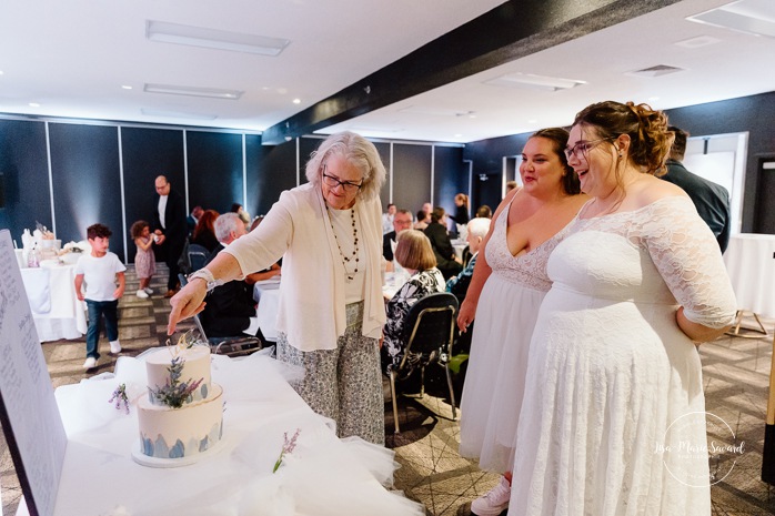 Wedding reception in dark venue. Two brides wedding photos. Same sex wedding photos. Plus size brides wedding photos. Mariage avec deux femmes. Mariage LGBTQ+ au Saguenay-Lac-Saint-Jean. Photographe de mariage au Saguenay.