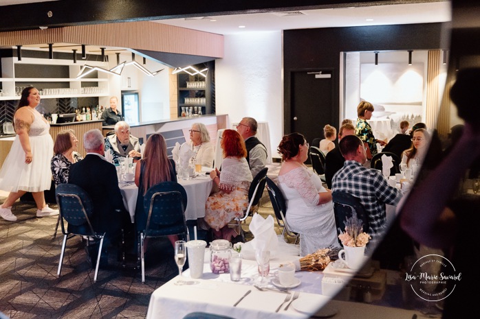 Wedding reception in dark venue. Two brides wedding photos. Same sex wedding photos. Plus size brides wedding photos. Mariage avec deux femmes. Mariage LGBTQ+ au Saguenay-Lac-Saint-Jean. Photographe de mariage au Saguenay.