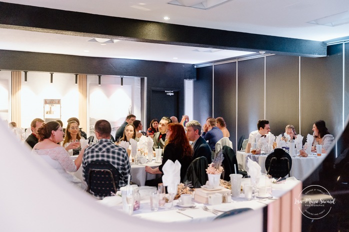 Wedding reception in dark venue. Two brides wedding photos. Same sex wedding photos. Plus size brides wedding photos. Mariage avec deux femmes. Mariage LGBTQ+ au Saguenay-Lac-Saint-Jean. Photographe de mariage au Saguenay.