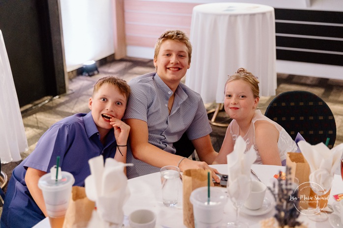 Wedding reception in dark venue. Two brides wedding photos. Same sex wedding photos. Plus size brides wedding photos. Mariage avec deux femmes. Mariage LGBTQ+ au Saguenay-Lac-Saint-Jean. Photographe de mariage au Saguenay.