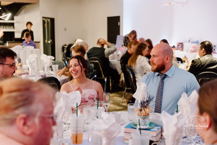 Wedding reception in dark venue. Two brides wedding photos. Same sex wedding photos. Plus size brides wedding photos. Mariage avec deux femmes. Mariage LGBTQ+ au Saguenay-Lac-Saint-Jean. Photographe de mariage au Saguenay.