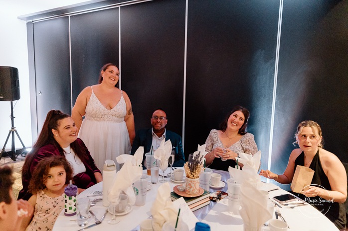 Wedding reception in dark venue. Two brides wedding photos. Same sex wedding photos. Plus size brides wedding photos. Mariage avec deux femmes. Mariage LGBTQ+ au Saguenay-Lac-Saint-Jean. Photographe de mariage au Saguenay.