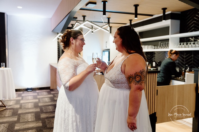 Wedding reception in dark venue. Two brides wedding photos. Same sex wedding photos. Plus size brides wedding photos. Mariage avec deux femmes. Mariage LGBTQ+ au Saguenay-Lac-Saint-Jean. Photographe de mariage au Saguenay.