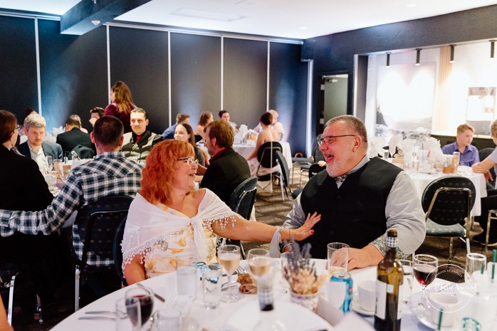 Wedding reception in dark venue. Two brides wedding photos. Same sex wedding photos. Plus size brides wedding photos. Mariage avec deux femmes. Mariage LGBTQ+ au Saguenay-Lac-Saint-Jean. Photographe de mariage au Saguenay.