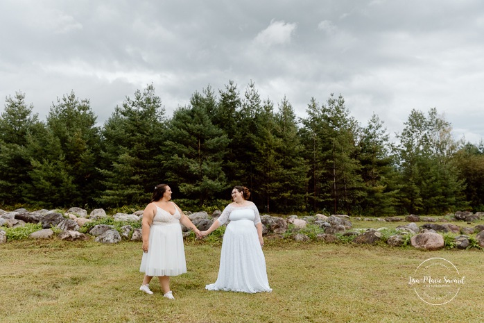 Two brides wedding photos. Same sex wedding photos. Plus size brides wedding photos. Mariage avec deux femmes. Mariage LGBTQ+ au Saguenay-Lac-Saint-Jean. Photographe de mariage au Saguenay.