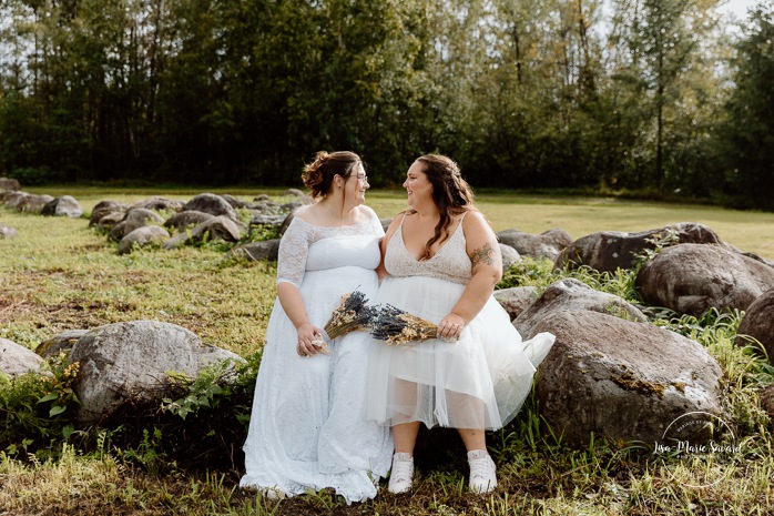 Two brides wedding photos. Same sex wedding photos. Plus size brides wedding photos. Mariage avec deux femmes. Mariage LGBTQ+ au Saguenay-Lac-Saint-Jean. Photographe de mariage au Saguenay.