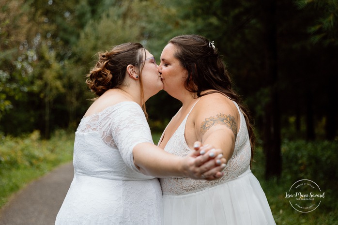 Two brides wedding photos. Same sex wedding photos. Plus size brides wedding photos. Mariage avec deux femmes. Mariage LGBTQ+ au Saguenay-Lac-Saint-Jean. Photographe de mariage au Saguenay.