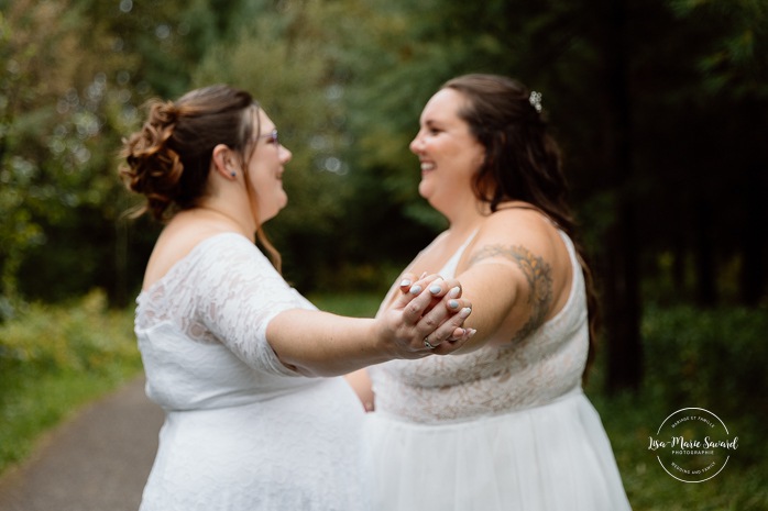 Two brides wedding photos. Same sex wedding photos. Plus size brides wedding photos. Mariage avec deux femmes. Mariage LGBTQ+ au Saguenay-Lac-Saint-Jean. Photographe de mariage au Saguenay.