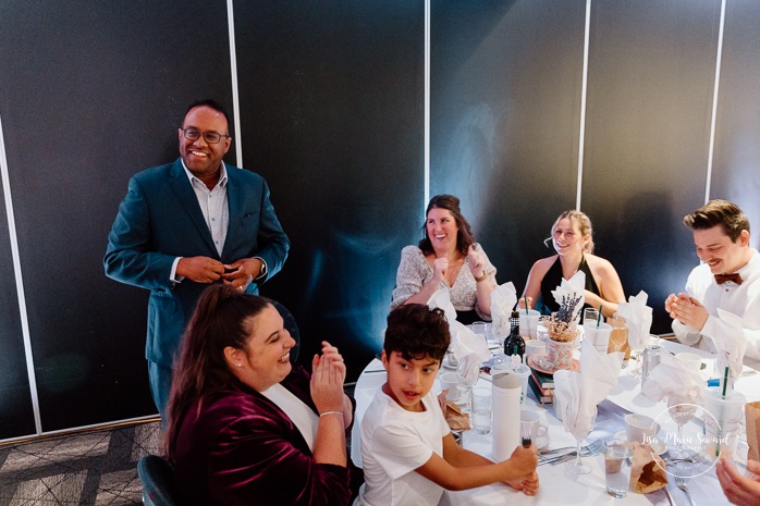 Wedding reception in dark venue. Two brides wedding photos. Same sex wedding photos. Plus size brides wedding photos. Mariage avec deux femmes. Mariage LGBTQ+ au Saguenay-Lac-Saint-Jean. Photographe de mariage au Saguenay.