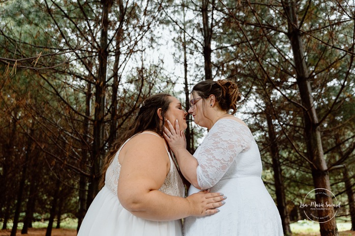 Two brides wedding photos. Same sex wedding photos. Plus size brides wedding photos. Mariage avec deux femmes. Mariage LGBTQ+ au Saguenay-Lac-Saint-Jean. Photographe de mariage au Saguenay.