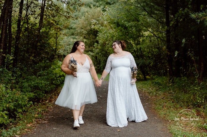 Two brides wedding photos. Same sex wedding photos. Plus size brides wedding photos. Mariage avec deux femmes. Mariage LGBTQ+ au Saguenay-Lac-Saint-Jean. Photographe de mariage au Saguenay.