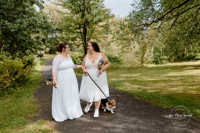 Wedding photos with dog. Two brides wedding photos. Same sex wedding photos. Plus size brides wedding photos. Mariage avec deux femmes. Mariage LGBTQ+ au Saguenay-Lac-Saint-Jean. Photographe de mariage au Saguenay.