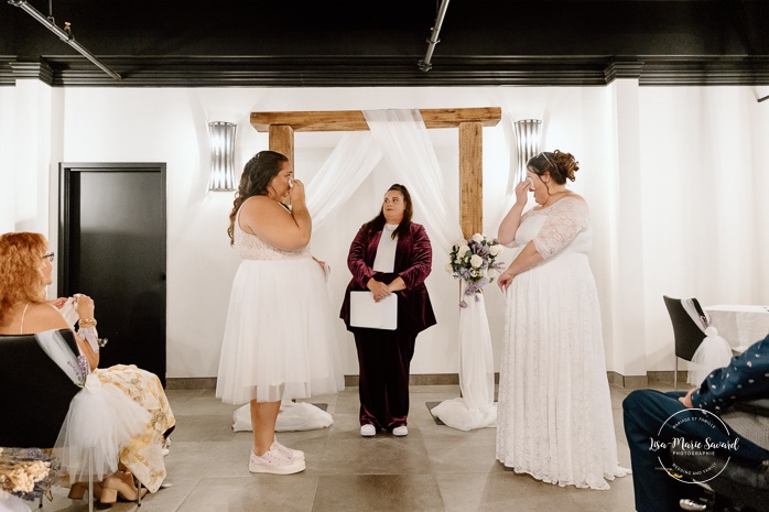 Two brides wedding. Same sex wedding. Plus size brides wedding photos. Wedding reception in small room with artificial light. Mariage avec deux femmes. Mariage LGBTQ+ au Saguenay-Lac-Saint-Jean. Photographe de mariage au Saguenay.