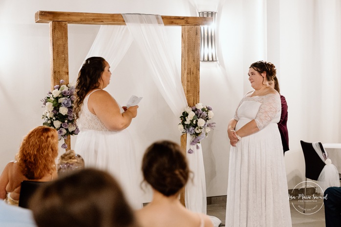 Two brides wedding. Same sex wedding. Plus size brides wedding photos. Wedding reception in small room with artificial light. Mariage avec deux femmes. Mariage LGBTQ+ au Saguenay-Lac-Saint-Jean. Photographe de mariage au Saguenay.