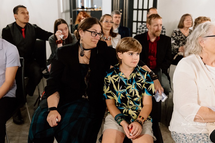 Two brides wedding. Same sex wedding. Plus size brides wedding photos. Wedding reception in small room with artificial light. Mariage avec deux femmes. Mariage LGBTQ+ au Saguenay-Lac-Saint-Jean. Photographe de mariage au Saguenay.