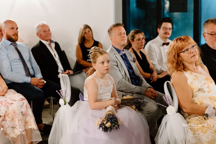 Two brides wedding. Same sex wedding. Plus size brides wedding photos. Wedding reception in small room with artificial light. Mariage avec deux femmes. Mariage LGBTQ+ au Saguenay-Lac-Saint-Jean. Photographe de mariage au Saguenay.