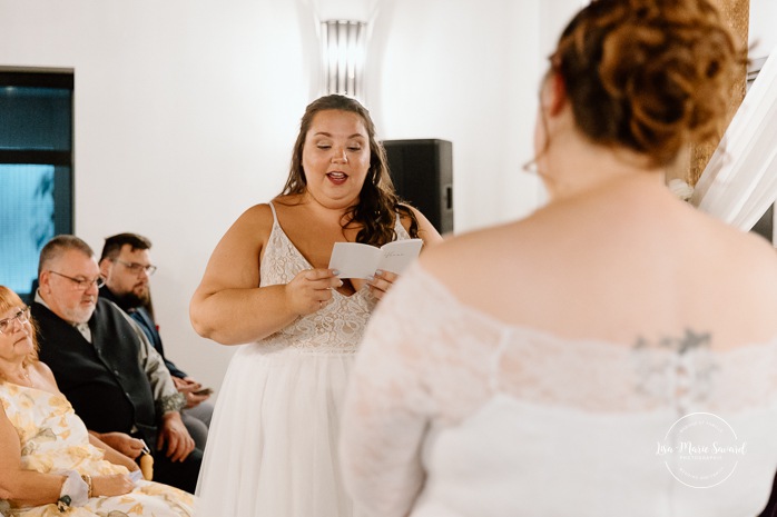 Two brides wedding. Same sex wedding. Plus size brides wedding photos. Wedding reception in small room with artificial light. Mariage avec deux femmes. Mariage LGBTQ+ au Saguenay-Lac-Saint-Jean. Photographe de mariage au Saguenay.