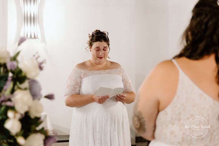 Two brides wedding. Same sex wedding. Plus size brides wedding photos. Wedding reception in small room with artificial light. Mariage avec deux femmes. Mariage LGBTQ+ au Saguenay-Lac-Saint-Jean. Photographe de mariage au Saguenay.