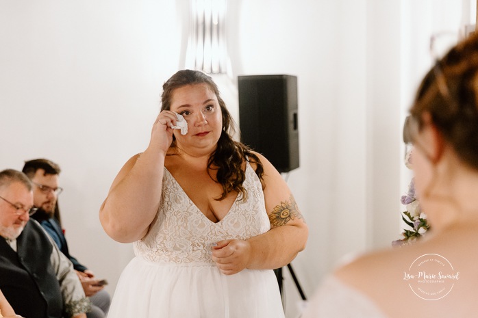 Two brides wedding. Same sex wedding. Plus size brides wedding photos. Wedding reception in small room with artificial light. Mariage avec deux femmes. Mariage LGBTQ+ au Saguenay-Lac-Saint-Jean. Photographe de mariage au Saguenay.