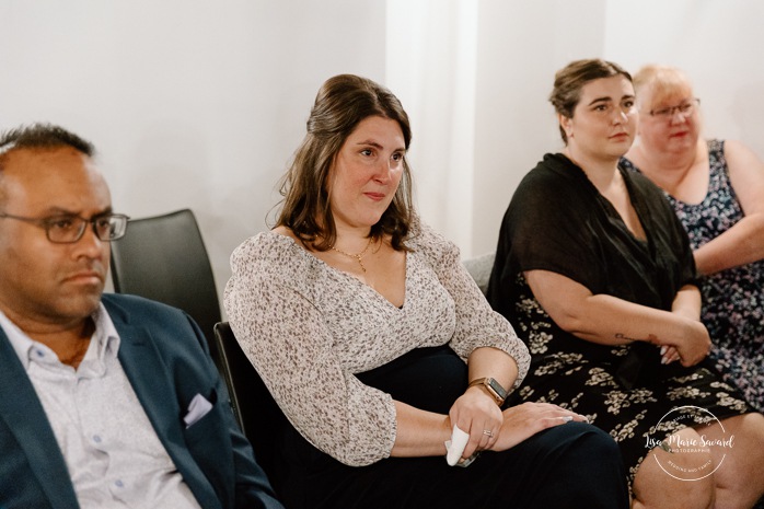 Two brides wedding. Same sex wedding. Plus size brides wedding photos. Wedding reception in small room with artificial light. Mariage avec deux femmes. Mariage LGBTQ+ au Saguenay-Lac-Saint-Jean. Photographe de mariage au Saguenay.