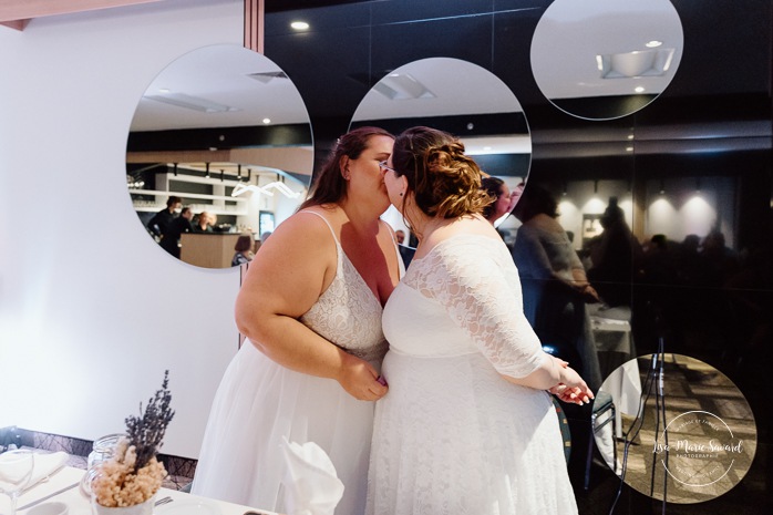 Wedding reception in dark venue. Two brides wedding photos. Same sex wedding photos. Plus size brides wedding photos. Mariage avec deux femmes. Mariage LGBTQ+ au Saguenay-Lac-Saint-Jean. Photographe de mariage au Saguenay.