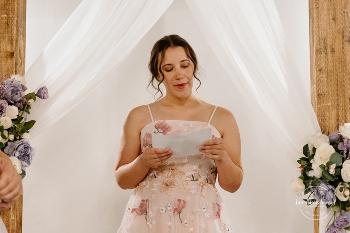 Two brides wedding. Same sex wedding. Plus size brides wedding photos. Wedding reception in small room with artificial light. Mariage avec deux femmes. Mariage LGBTQ+ au Saguenay-Lac-Saint-Jean. Photographe de mariage au Saguenay.