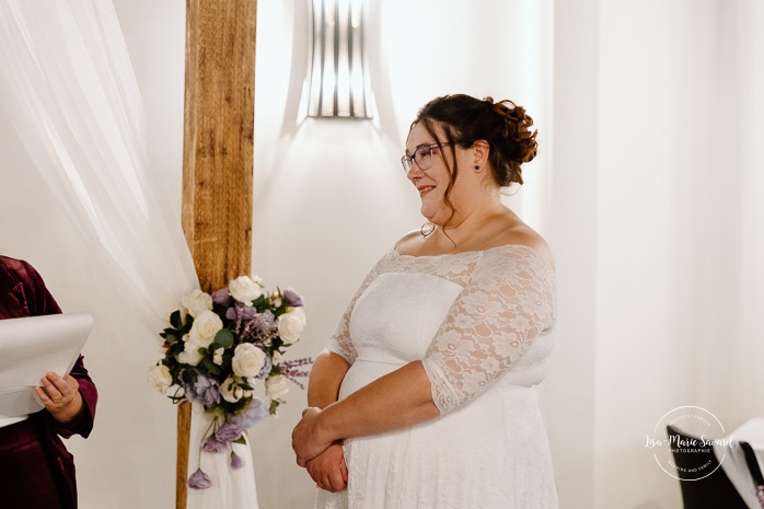 Two brides wedding. Same sex wedding. Plus size brides wedding photos. Wedding reception in small room with artificial light. Mariage avec deux femmes. Mariage LGBTQ+ au Saguenay-Lac-Saint-Jean. Photographe de mariage au Saguenay.