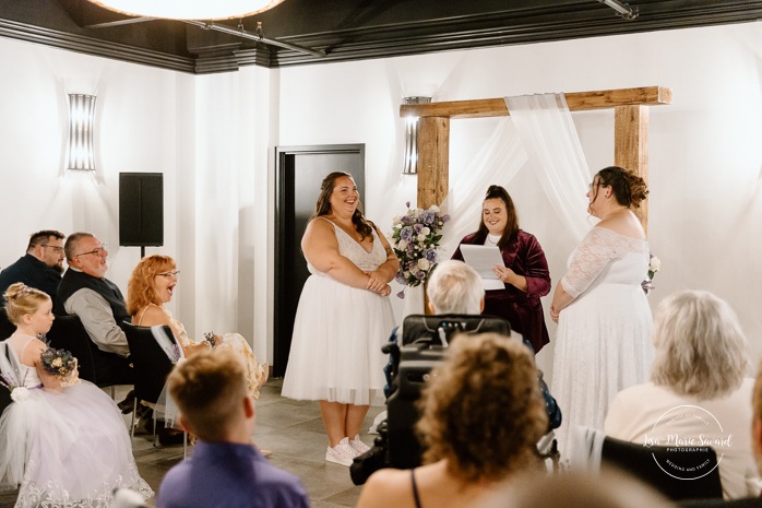 Two brides wedding. Same sex wedding. Plus size brides wedding photos. Wedding reception in small room with artificial light. Mariage avec deux femmes. Mariage LGBTQ+ au Saguenay-Lac-Saint-Jean. Photographe de mariage au Saguenay.