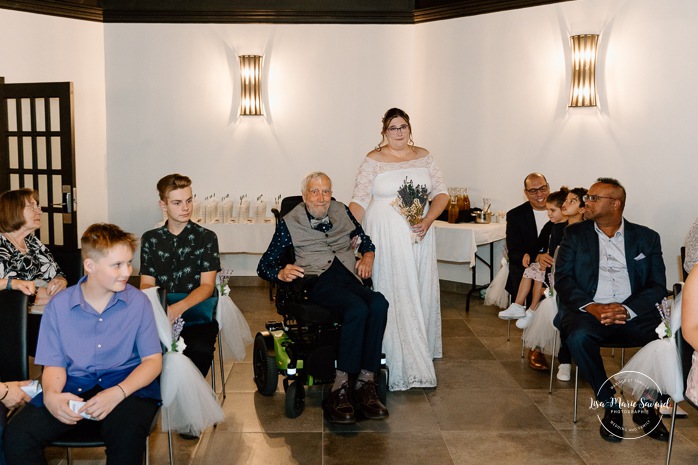 Two brides wedding. Same sex wedding. Plus size brides wedding photos. Wedding reception in small room with artificial light. Mariage avec deux femmes. Mariage LGBTQ+ au Saguenay-Lac-Saint-Jean. Photographe de mariage au Saguenay.