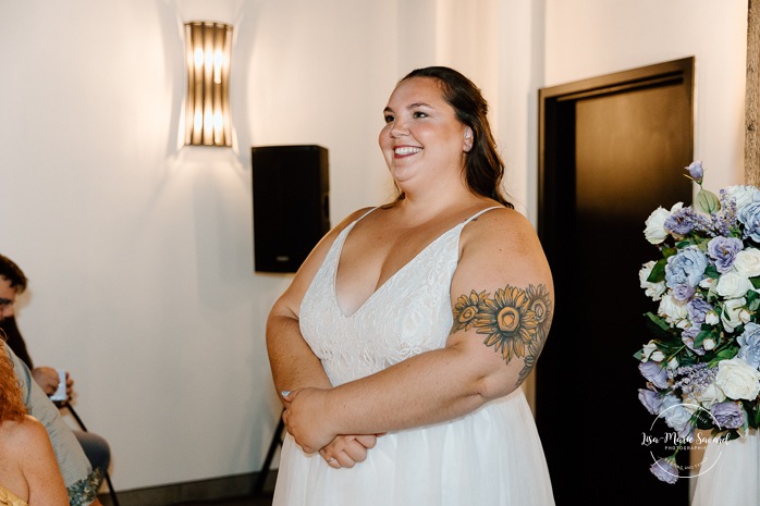 Two brides wedding. Same sex wedding. Plus size brides wedding photos. Wedding reception in small room with artificial light. Mariage avec deux femmes. Mariage LGBTQ+ au Saguenay-Lac-Saint-Jean. Photographe de mariage au Saguenay.