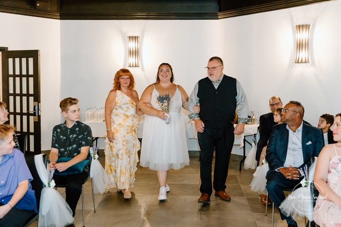 Two brides wedding. Same sex wedding. Plus size brides wedding photos. Wedding reception in small room with artificial light. Mariage avec deux femmes. Mariage LGBTQ+ au Saguenay-Lac-Saint-Jean. Photographe de mariage au Saguenay.