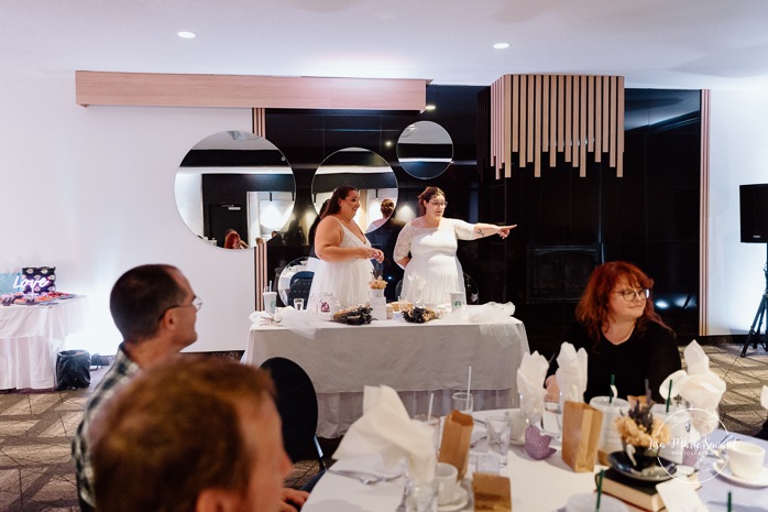 Wedding reception in dark venue. Two brides wedding photos. Same sex wedding photos. Plus size brides wedding photos. Mariage avec deux femmes. Mariage LGBTQ+ au Saguenay-Lac-Saint-Jean. Photographe de mariage au Saguenay.