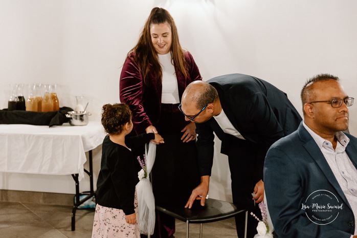 Two brides wedding. Same sex wedding. Plus size brides wedding photos. Wedding reception in small room with artificial light. Mariage avec deux femmes. Mariage LGBTQ+ au Saguenay-Lac-Saint-Jean. Photographe de mariage au Saguenay.