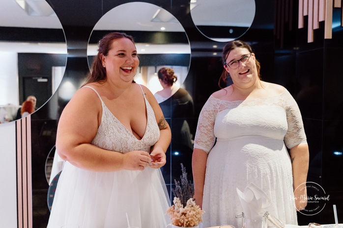 Wedding reception in dark venue. Two brides wedding photos. Same sex wedding photos. Plus size brides wedding photos. Mariage avec deux femmes. Mariage LGBTQ+ au Saguenay-Lac-Saint-Jean. Photographe de mariage au Saguenay.