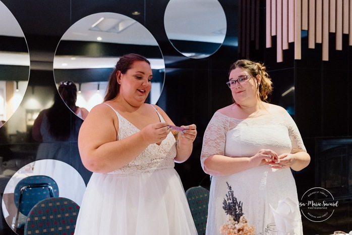 Wedding reception in dark venue. Two brides wedding photos. Same sex wedding photos. Plus size brides wedding photos. Mariage avec deux femmes. Mariage LGBTQ+ au Saguenay-Lac-Saint-Jean. Photographe de mariage au Saguenay.