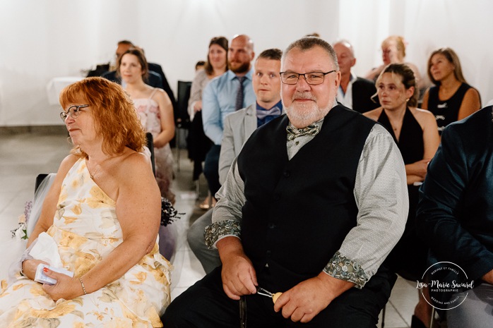 Two brides wedding. Same sex wedding. Plus size brides wedding photos. Wedding reception in small room with artificial light. Mariage avec deux femmes. Mariage LGBTQ+ au Saguenay-Lac-Saint-Jean. Photographe de mariage au Saguenay.