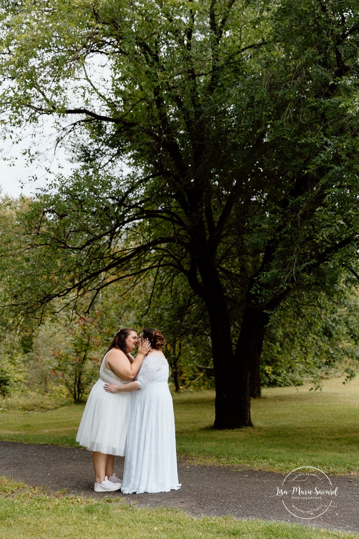 Two brides wedding photos. Same sex wedding photos. Plus size brides wedding photos. Mariage avec deux femmes. Mariage LGBTQ+ au Saguenay-Lac-Saint-Jean. Photographe de mariage au Saguenay.