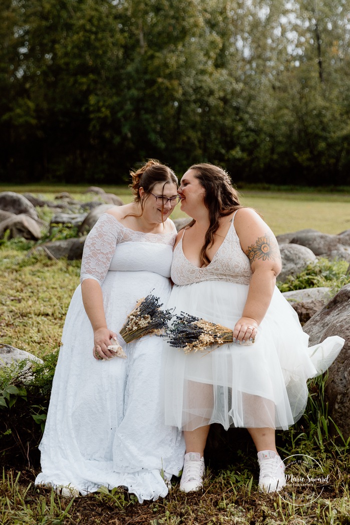 Two brides wedding photos. Same sex wedding photos. Plus size brides wedding photos. Mariage avec deux femmes. Mariage LGBTQ+ au Saguenay-Lac-Saint-Jean. Photographe de mariage au Saguenay.