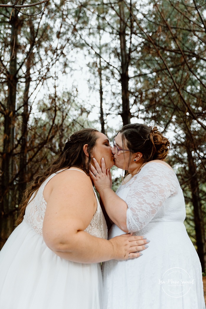 Two brides wedding photos. Same sex wedding photos. Plus size brides wedding photos. Mariage avec deux femmes. Mariage LGBTQ+ au Saguenay-Lac-Saint-Jean. Photographe de mariage au Saguenay.