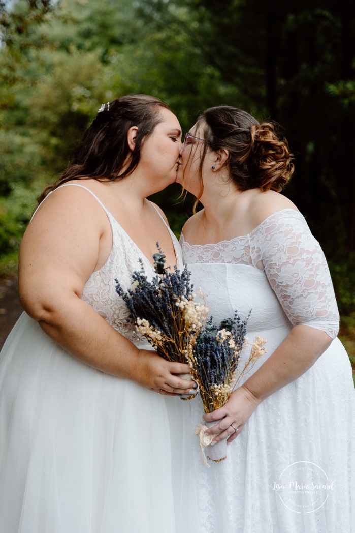 Two brides wedding photos. Same sex wedding photos. Plus size brides wedding photos. Mariage avec deux femmes. Mariage LGBTQ+ au Saguenay-Lac-Saint-Jean. Photographe de mariage au Saguenay.