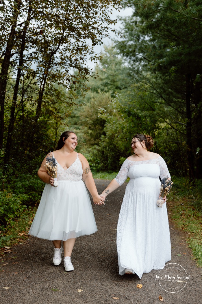 Two brides wedding photos. Same sex wedding photos. Plus size brides wedding photos. Mariage avec deux femmes. Mariage LGBTQ+ au Saguenay-Lac-Saint-Jean. Photographe de mariage au Saguenay.