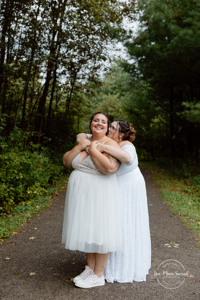 Two brides wedding photos. Same sex wedding photos. Plus size brides wedding photos. Mariage avec deux femmes. Mariage LGBTQ+ au Saguenay-Lac-Saint-Jean. Photographe de mariage au Saguenay.