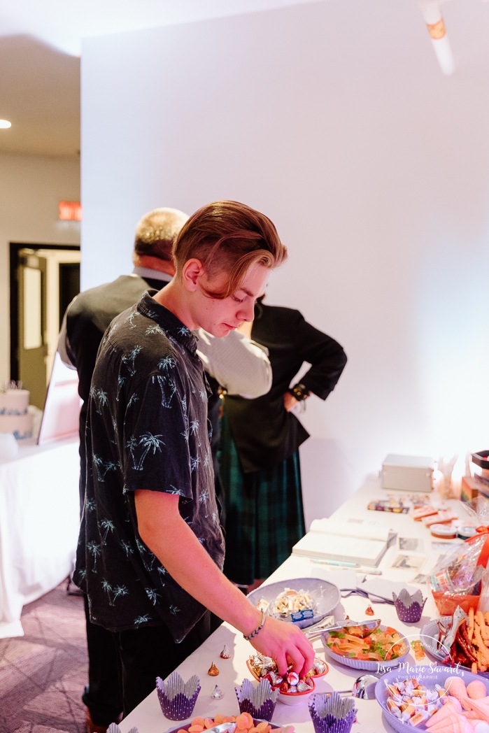 Wedding reception in dark venue. Two brides wedding photos. Same sex wedding photos. Plus size brides wedding photos. Mariage avec deux femmes. Mariage LGBTQ+ au Saguenay-Lac-Saint-Jean. Photographe de mariage au Saguenay.