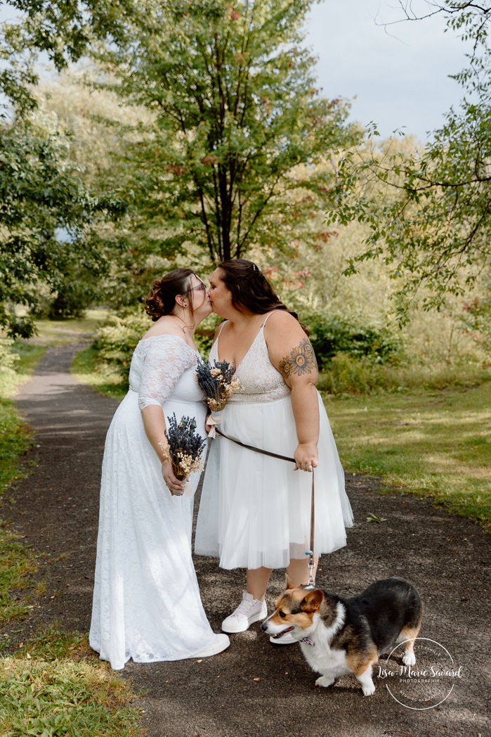 Wedding photos with dog. Two brides wedding photos. Same sex wedding photos. Plus size brides wedding photos. Mariage avec deux femmes. Mariage LGBTQ+ au Saguenay-Lac-Saint-Jean. Photographe de mariage au Saguenay.