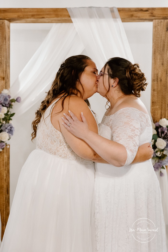 Two brides wedding. Same sex wedding. Plus size brides wedding photos. Wedding reception in small room with artificial light. Mariage avec deux femmes. Mariage LGBTQ+ au Saguenay-Lac-Saint-Jean. Photographe de mariage au Saguenay.